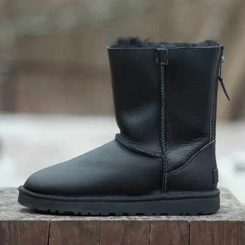 UGG CLASSIC SHORT II ZIP BOOT