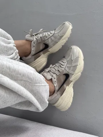 NIKE RUNTEKK V2K RUN | BEIGE / BLACK (2)