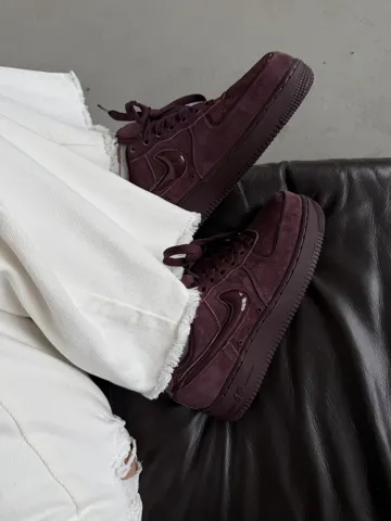 NIKE AIR FORCE 1 | ‘07 BURGUNDY SUEDE premium (7)
